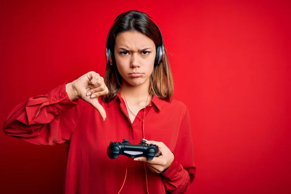 Jovem Bela Garota Morena Gamer Jogando Videogame Usando Joystick Fones — Fotografia de Stock