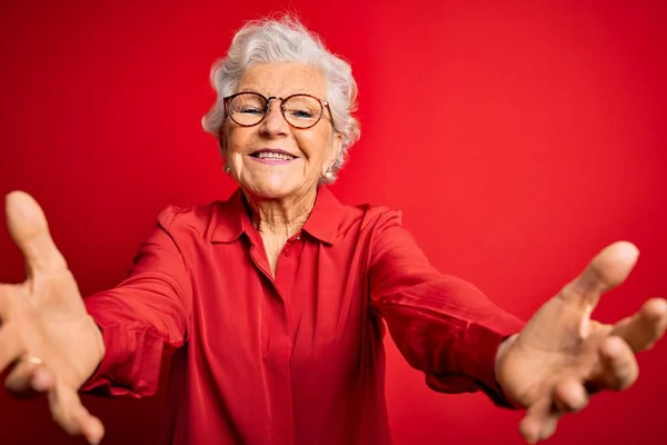 Idősebb Gyönyörű Ősz Hajú Alkalmi Ingben Szemüvegben Piros Háttér Felett — Stock Fotó
