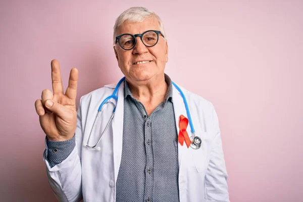 Kıdemli Yakışıklı Doktor Steteskop Takıyor Kırmızı Hiv Kurdelesi Takıyor Kameraya — Stok fotoğraf