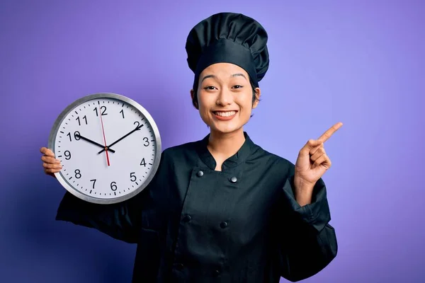 Joven Cocinera China Con Uniforme Cocina Sombrero Sosteniendo Reloj Haciendo —  Fotos de Stock