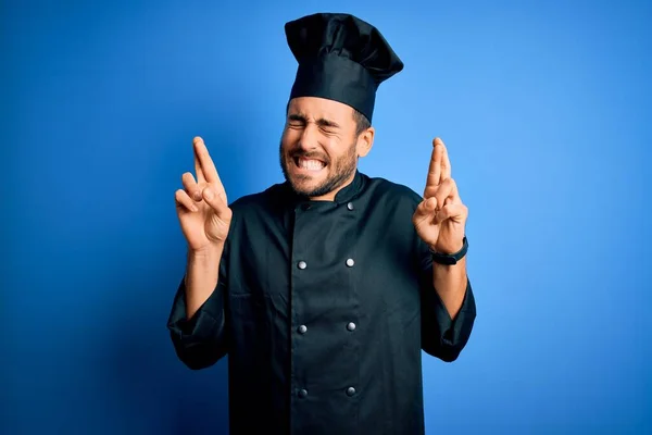 Jonge Knappe Chef Kok Met Baard Cooker Uniform Hoed Blauwe — Stockfoto