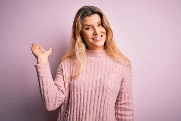 Jonge Mooie Blonde Vrouw Dragen Casual Roze Trui Geïsoleerde Achtergrond — Stockfoto