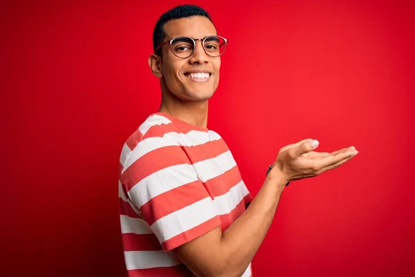 Junger Gutaussehender Afrikanisch Amerikanischer Mann Lässigem Gestreiftem Shirt Und Brille — Stockfoto