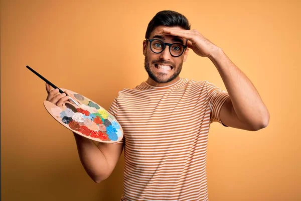 Joven Artista Guapo Con Barba Pintando Usando Bursh Paleta Con —  Fotos de Stock