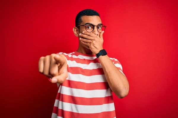 Joven Hombre Afroamericano Guapo Usando Casual Rayas Camiseta Gafas Riéndose —  Fotos de Stock