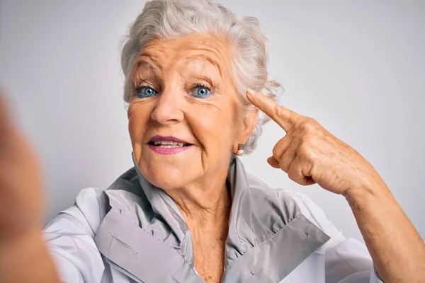 Starsza Piękna Siwowłosy Kobieta Robi Selfie Przez Aparat Odizolowanym Białym — Zdjęcie stockowe