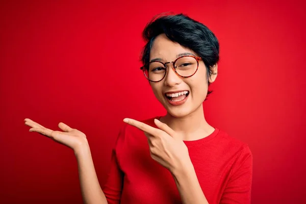 Jong Mooi Aziatisch Meisje Dragen Casual Shirt Bril Geïsoleerde Rode — Stockfoto