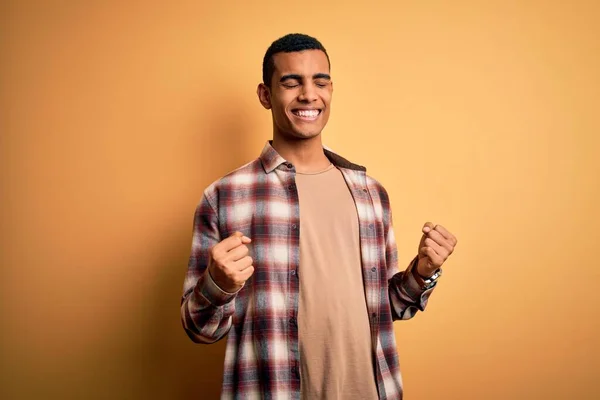 Jovem Homem Afro Americano Bonito Vestindo Camisa Casual Sobre Fundo — Fotografia de Stock