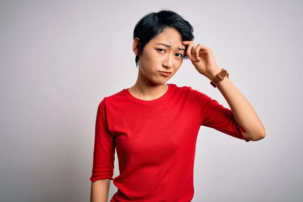 Jong Mooi Aziatisch Meisje Dragen Casual Rood Shirt Staan Geïsoleerde — Stockfoto