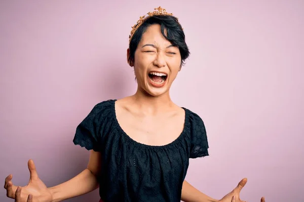 Jovem Mulher Chinesa Bonita Vestindo Coroa Ouro Rei Sobre Fundo — Fotografia de Stock