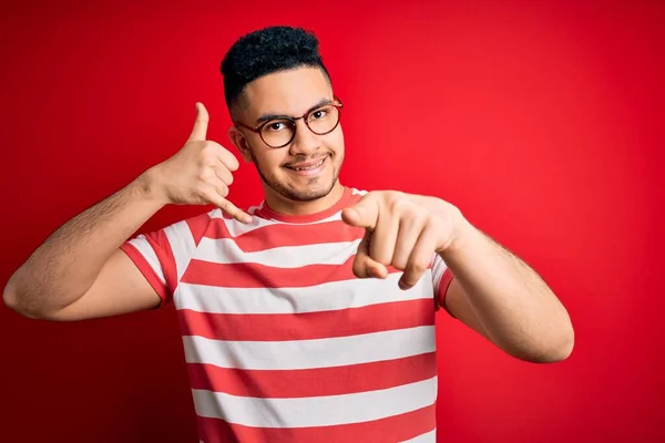 Homem Bonito Jovem Vestindo Shirt Listrada Casual Óculos Sobre Fundo — Fotografia de Stock