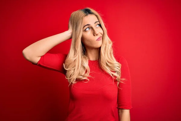 Młoda Piękna Blondynka Ubrana Luźny Shirt Stojąca Nad Odizolowanym Czerwonym — Zdjęcie stockowe