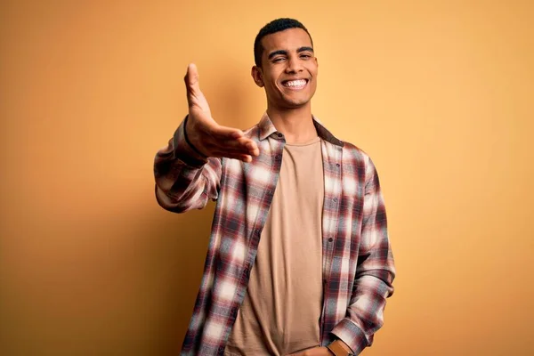Junger Gutaussehender Afrikanisch Amerikanischer Mann Lässigem Hemd Vor Gelbem Hintergrund — Stockfoto