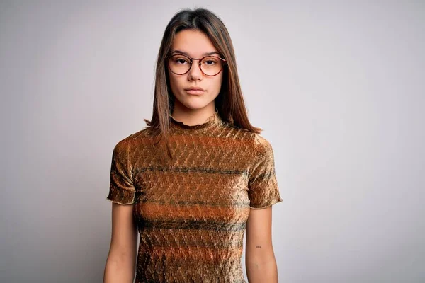 Genç Güzel Esmer Bir Kız Günlük Tişört Gözlük Takıyor Yüzünde — Stok fotoğraf