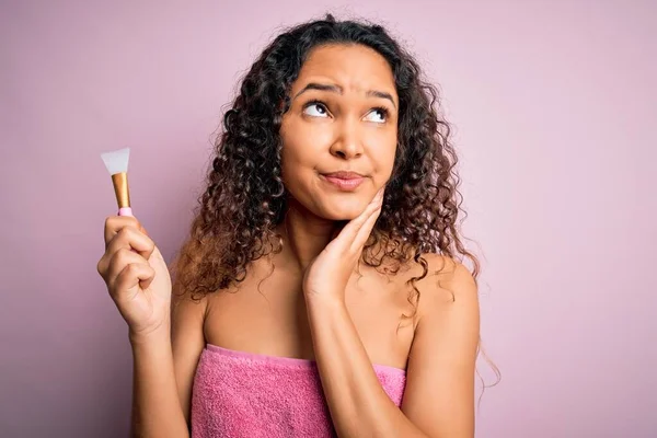 Hermosa Mujer Con Pelo Rizado Usando Toalla Ducha Sosteniendo Espátula —  Fotos de Stock