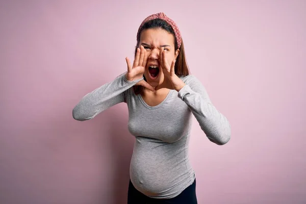 Giovane Bella Adolescente Incinta Attesa Bambino Isolato Sfondo Rosa Gridare — Foto Stock