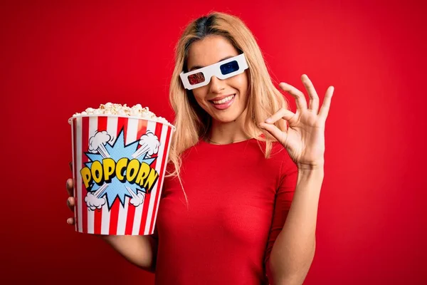 Giovane Bella Donna Bionda Guardare Film Utilizzando Occhiali Mangiare Popcorn — Foto Stock