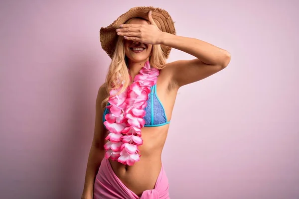 Junge Schöne Blonde Frau Urlaub Mit Bikini Und Hut Mit — Stockfoto