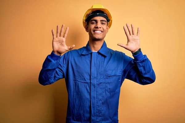 Giovane Bel Lavoratore Afroamericano Con Uniforme Blu Casco Sicurezza Che — Foto Stock