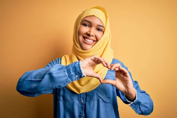 Joven Hermosa Mujer Con Pelo Rizado Usando Árabe Hijab Tradicional —  Fotos de Stock