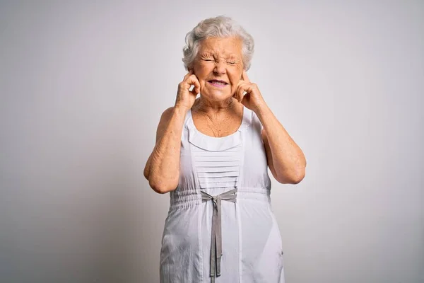 Senior Bela Mulher Cabelos Grisalhos Vestindo Vestido Verão Casual Sobre — Fotografia de Stock