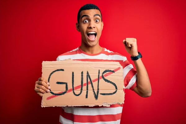 Joven Hombre Afroamericano Guapo Sosteniendo Pancarta Con Armas Prohibidas Mensaje —  Fotos de Stock