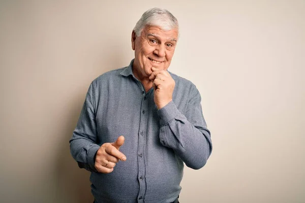 Uomo Anziano Bello Hoary Indossa Camicia Casual Piedi Sopra Isolato — Foto Stock