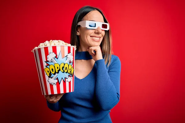 Giovane Donna Bionda Con Occhiali Mangiare Pacchetto Popcorn Guardando Film — Foto Stock