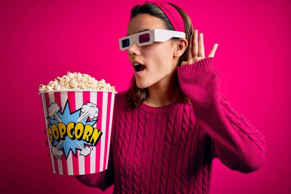 Νεαρό Όμορφο Κορίτσι Βλέποντας Ταινία Χρησιμοποιώντας Γυαλιά Τρώει Κουτί Ποπ — Φωτογραφία Αρχείου