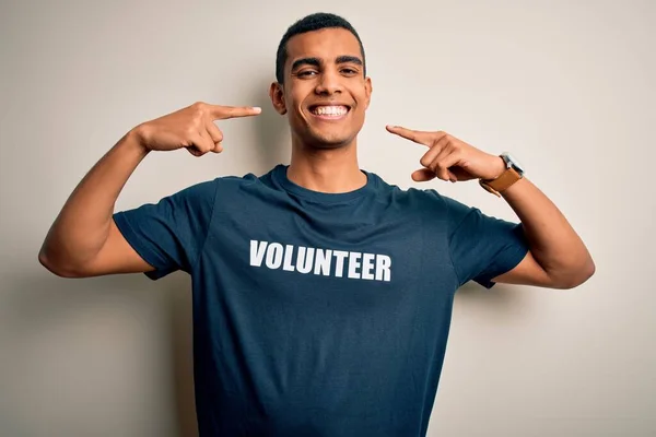 Cnn 이수지 Joins 기사보기 아프리카 미국인젊은 티셔츠를 활동을 — 스톡 사진