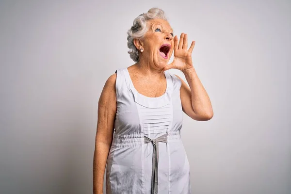 Senior Bela Mulher Cabelos Grisalhos Vestindo Vestido Verão Casual Sobre — Fotografia de Stock