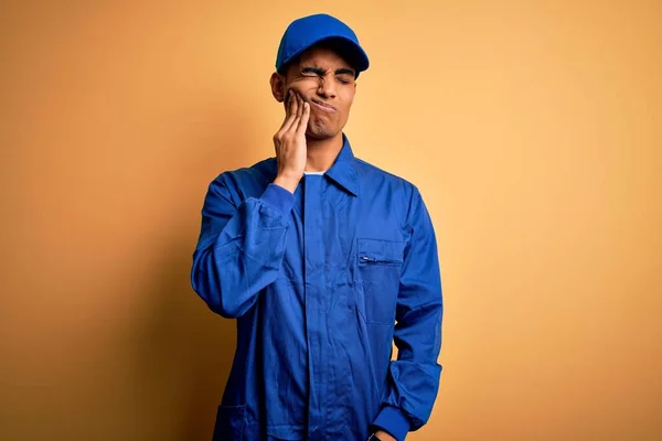 Giovane Uomo Meccanico Afroamericano Indossando Uniforme Blu Cappuccio Sfondo Giallo — Foto Stock