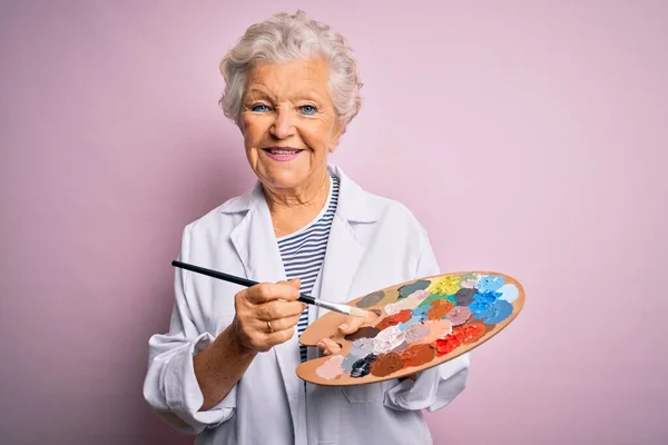 Senior Όμορφη Γκρίζα Μαλλιά Καλλιτέχνης Γυναίκα Ζωγραφική Χρησιμοποιώντας Πινέλο Και — Φωτογραφία Αρχείου