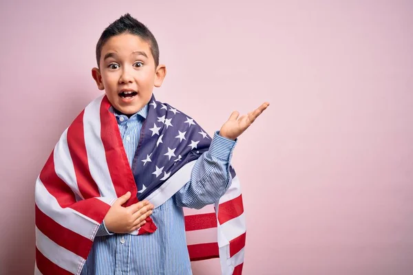 Ung Liten Patriotisk Pojke Unge Täckt Usa Flagga Självständighetsdagen Mycket — Stockfoto