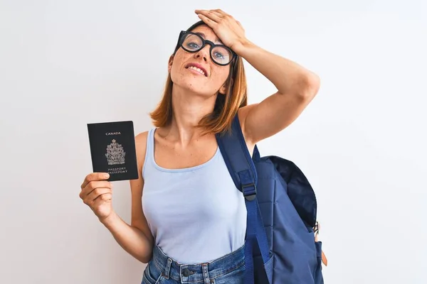 Mulher Estudante Ruiva Bonita Vestindo Mochila Segurando Passaporte Canadá Estressado — Fotografia de Stock