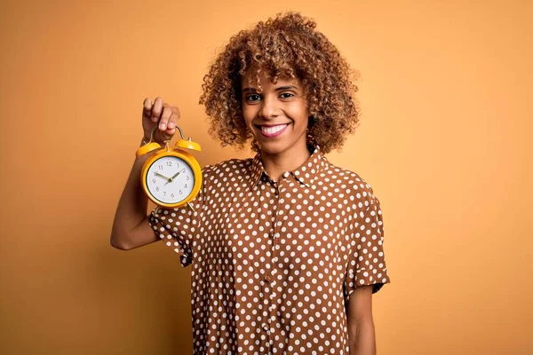 Jeune Femme Afro Américaine Bouclée Tenant Réveil Vintage Sur Fond — Photo