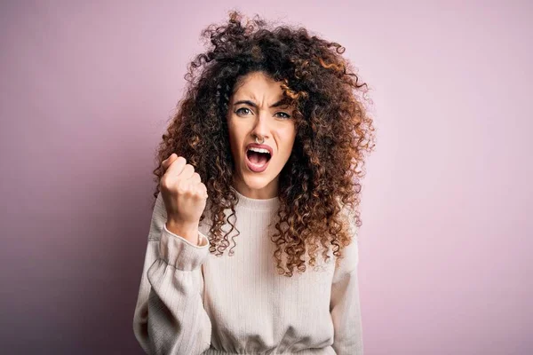 Hermosa Mujer Con Pelo Rizado Piercing Usando Suéter Casual Sobre — Foto de Stock