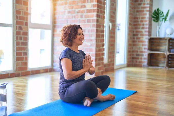 Middelbare Leeftijd Mooie Sporter Glimlachend Gelukkig Zitten Mat Beoefenen Yoga — Stockfoto