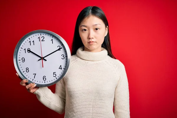 Junge Asiatische Frau Hält Countdown Große Uhr Über Roten Isolierten — Stockfoto