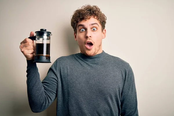 Jovem Loiro Com Cabelo Encaracolado Fazendo Café Usando Cafeteira Sobre — Fotografia de Stock