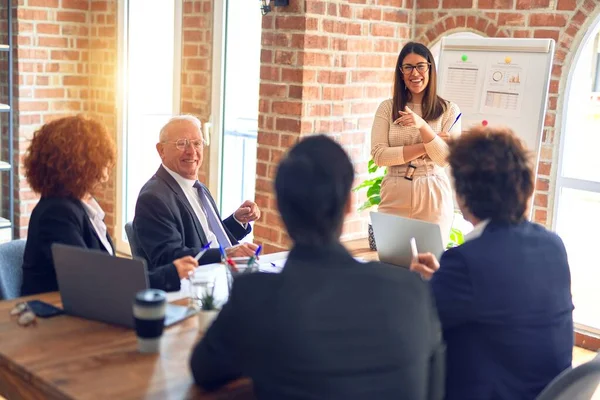 Grupp Affärsanställda Ler Glada Och Självsäkra Ett Möte Arbeta Tillsammans — Stockfoto