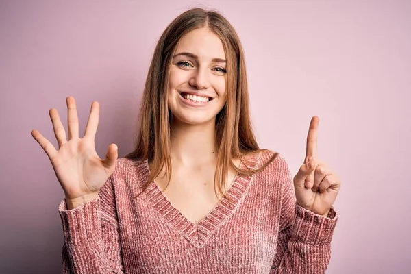 Ung Vacker Rödhårig Kvinna Bär Casual Tröja Över Isolerad Rosa — Stockfoto