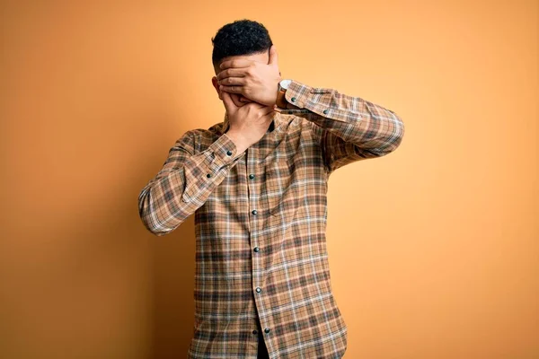 Homem Bonito Jovem Vestindo Camisa Casual Sobre Fundo Amarelo Isolado — Fotografia de Stock