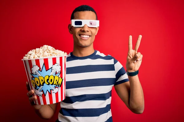 Joven Hombre Afroamericano Guapo Viendo Películas Usando Gafas Comiendo Palomitas — Foto de Stock