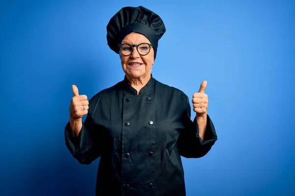 Senior Bella Donna Dai Capelli Grigi Chef Indossa Uniforme Fornello — Foto Stock