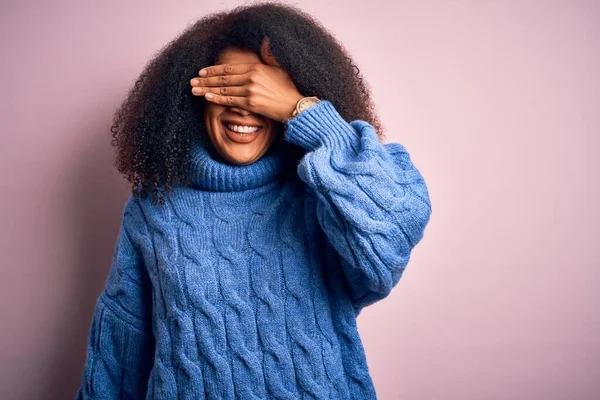 Jonge Mooie Afro Amerikaanse Vrouw Met Afrohaar Draagt Wintertrui Roze — Stockfoto