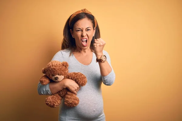 中年妊婦期待赤ちゃん保持テディベアぬいぐるみ動物いらいらし 怒りで叫んで 狂気と大声で手を上げ 怒りの概念 — ストック写真
