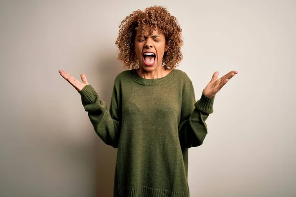 Mulher Americana Africana Bonita Com Cabelo Encaracolado Vestindo Camisola Casual — Fotografia de Stock