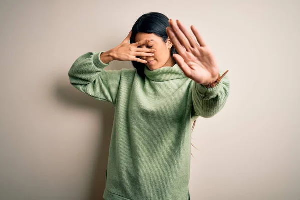 Joven Mujer Hispana Hermosa Vistiendo Suéter Invierno Verde Sobre Fondo — Foto de Stock