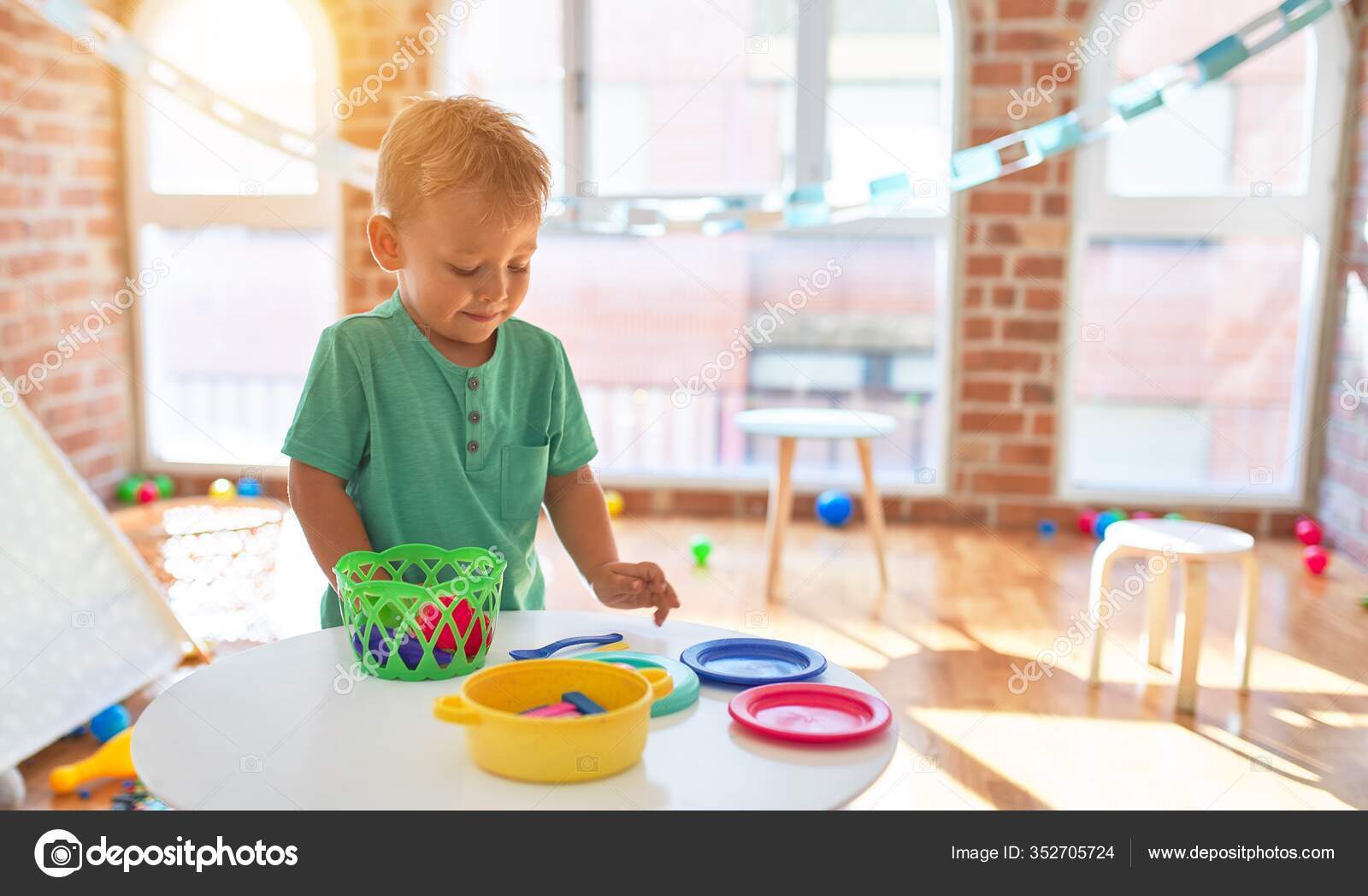 Crianças adoráveis brincando com um jogo de culinária